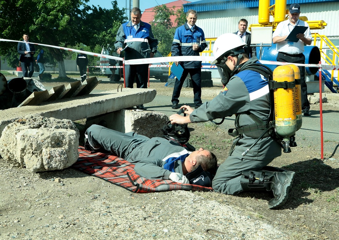 Спасатель освобождает пострадавшего и оказывает ему первую доврачебную помощь