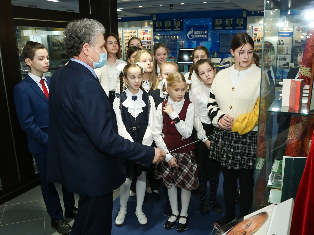 Заведующий музеем Владимир Михайлов знакомит юных посетителей с историей и достижениями ООО "Газпром добыча Оренбург"