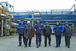 Ветераны и работники завода на установке сепарации, очистки и осушки газа, с которой началась переработка сырья на Оренбургском ГПЗ