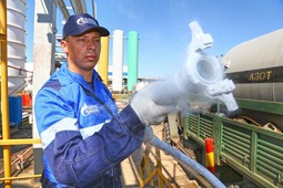 Оператор технологических установок  Дмитрий Мисилин производит заправку жидким азотом транспортной емкости,  июнь 2014 года