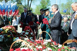 Возложение цветов к мемориалам Победы