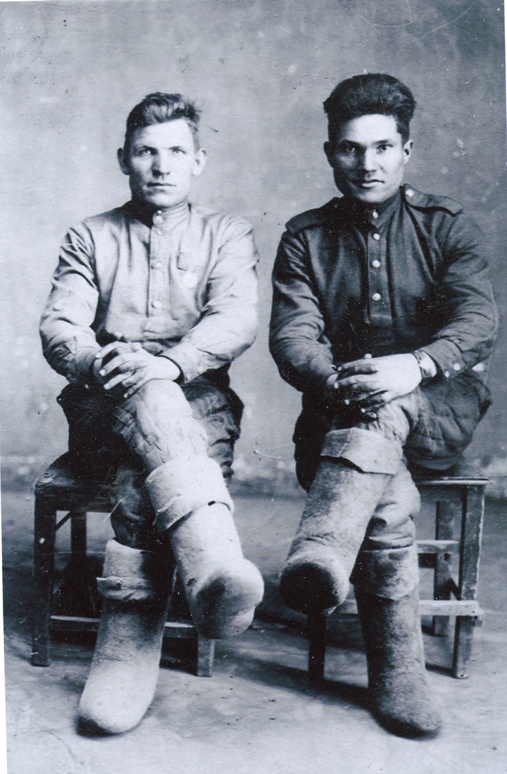 Великая Отечественная война. Василий Гусев (слева) с фронтовым товарищем. Фото из архива В.В. Кильдюшкиной