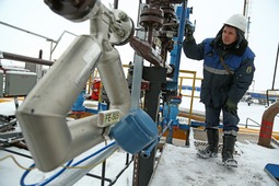 Оператор по добыче нефти, газа и конденсата Александр Самодуров ведет контроль технического режима с помощью нового расходомера