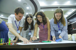 Участники конкурс "Формула успеха", который проводит ООО "Газпром добыча Оренбург", выполняют одно из конкурсных заданий на умение работать в команде