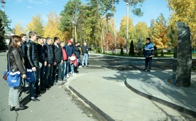 Молодые газодобытчики у памятного камня, установленного в 2018 году в честь 50-летия ООО "Газпром добыча Оренбург"