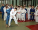 Роберт Мшвидобадзе (в синем кимоно) проводит мастер-класс для воспитанников отделения дзюдо ДКиС "Газовик"