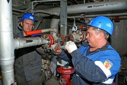 Работники газопромыслового управления монтируют оборудование, прошедшее диагностику