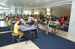 В соревнованиях принимали участие юные шахматисты и ветераны