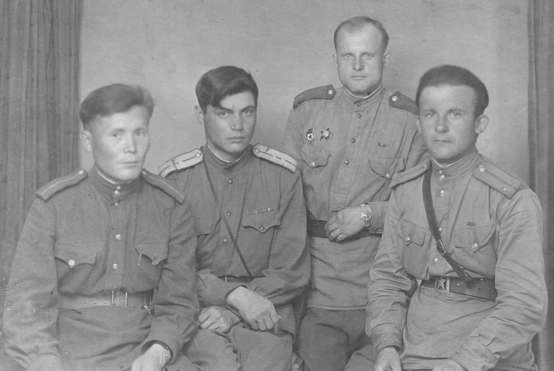 Фарит Кагиров с фронтовыми товарищами. Август 1945 года