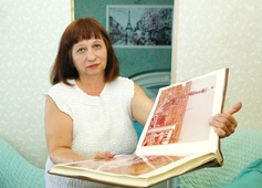 Марина Яковлева, дочь ветерана-газовика, передает в дар музею альбом, материалы для которого собирал ее отец