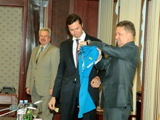 Тенниску с эмблемой клуба главе компании вручил 8-я ракетка мира Владимир Самсонов