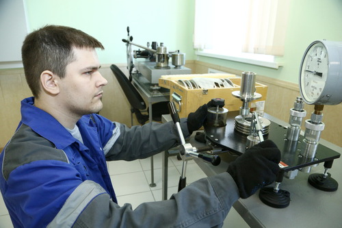 Слесарь КИПиА метрологической лаборатории УЭСП Дмитрий Прилуцкий выполняет калибровку манометра