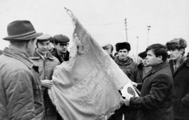 Передача эстафеты всесоюзной комсомольской ударной стройки УКПГ-3, 1975 г.