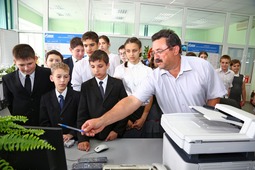 Инженер-метеоролог Анатолий Юдин показал ребятам как работает система экологического мониторинга