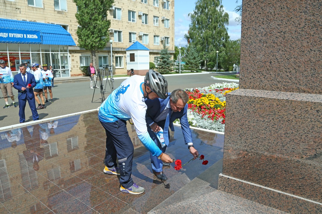 Возложение цветов участниками велопробега и директором газоперерабатывающего завода Михаилом Чехониным к памятнику первого руководителя газзавода Виктора Черномырдина