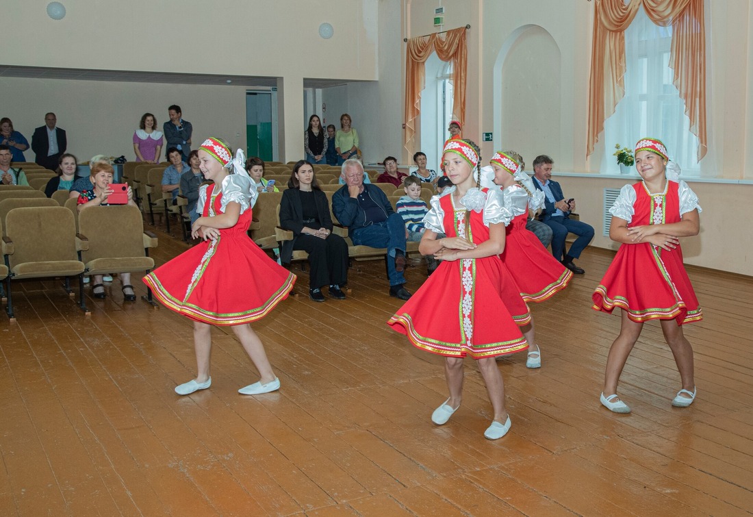 Юные жители села Николаевка Саракташского района подготовили для гостей творческую программу с песнями и танцами