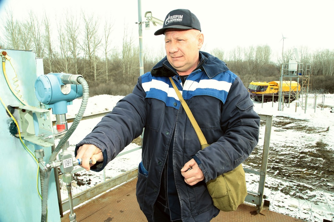 Оператор по добыче нефти и газа Валерий Чернышов проверяет давление в гидросистеме управления клапанами-отсекателями. Скважина № 15016 оборудована системой видеонаблюдения, а также автономной системой электропитания.