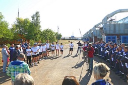 Участников велопробега приветствуют работники Оренбургского линейно-производственное управление ООО «Газпром трансгаз Екатеринбург»