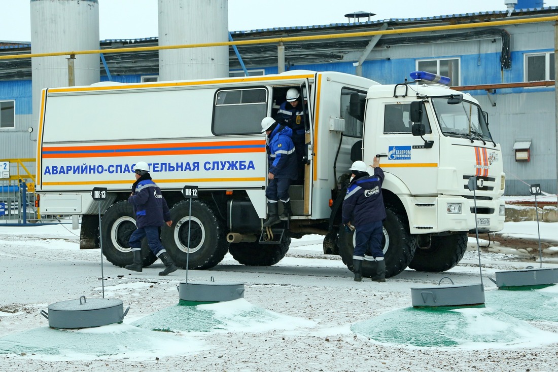 Экипаж аварийно-спасательной службы прибыл на место условной аварии