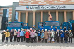 Выставку газомоторной техники, которую организовали газодобытчики, посетили юные жители села Черный Отрог