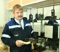 Инженер средств радио и телевидения Антон Стариков показывает одну из первых радиостанций газовиков "Лен-160"