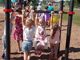 Дети села Пречистинка Оренбургского района с удовольствием осваивают спортивные снаряды