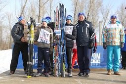 Школе №1 райцентра Переволоцкий, Мамалаевской и Адамовской школам были вручены 30 комплектов лыж