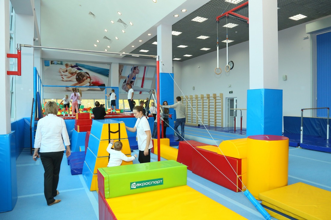 Просторный зал оборудован всем необходимым для занятий гимнастикой и акробатикой