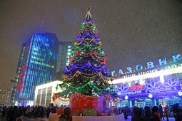 Новогодняя елка около ДКиС "Газовик"