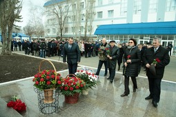 Участники митинга возложили цветы к памятнику Виктору Степановичу