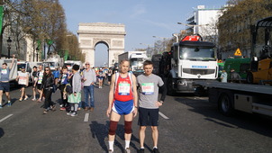 Марафонцы Валентин Веккер и его внук Алексей Монахов перед стартом в Париже