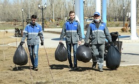 Оренбургские газодобытчики и помогли с уборкой улиц и мест отдыха в поселках Оренбургской области