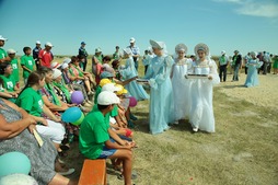 Участницы ансамбля "Лебедушки" угостили гостей водой из родника