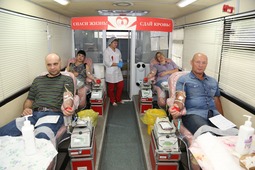 В ООО «Газпром добыча Оренбург» трудятся более 300 постоянных доноров, свыше 10 процентов из них — почетные. Ежегодно газовики сдают около 500 литров крови, а это десятки спасенных жизней