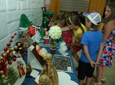 Для создания игрушек, вазочек, цветочных композиций ребята использовали бумагу, картон, пластиковые бутылки, CD-диски, полиэтиленовые пакеты, нитки и шпагаты