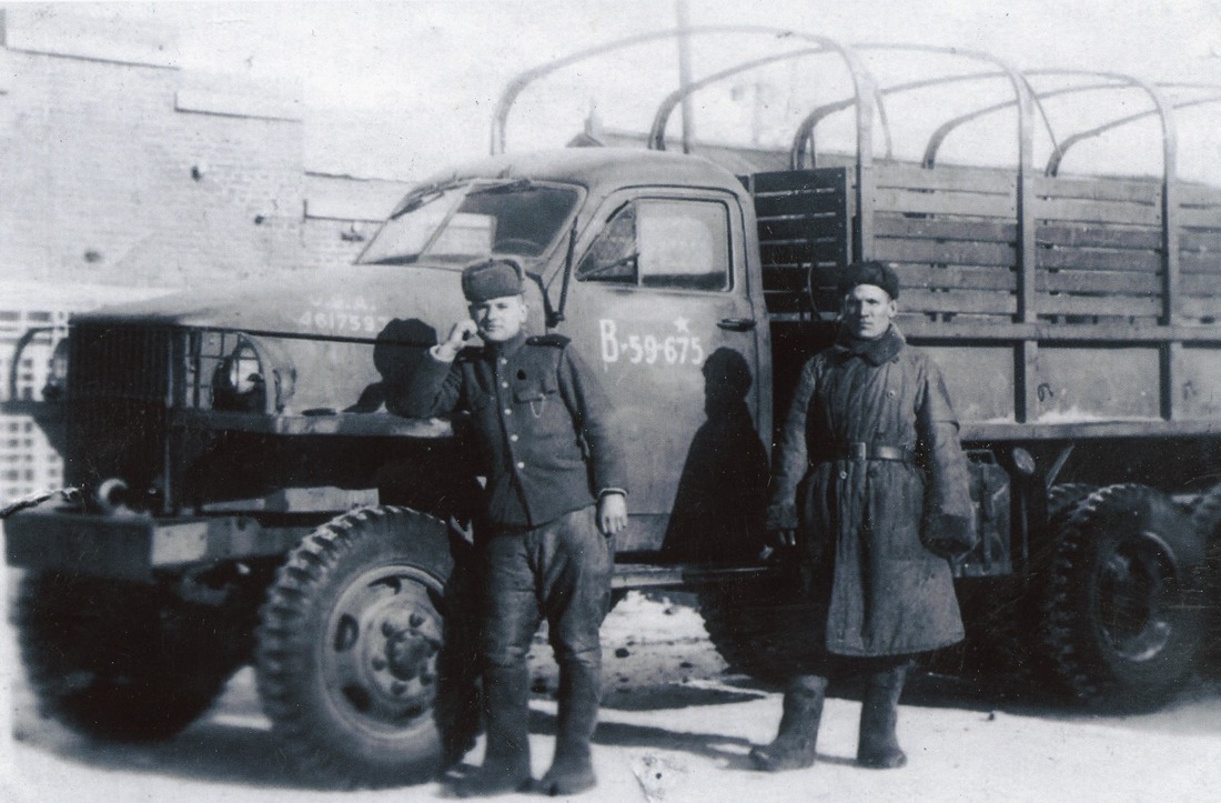 Снимок сделан под Сталинградом. Василий Гусев справа. Фото из архива В.В. Кильдюшкиной