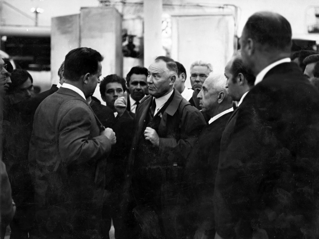 Алексей Кортунов (в центре) — первый министр газовой промышленности СССР. Визит в Оренбург, 1971 год