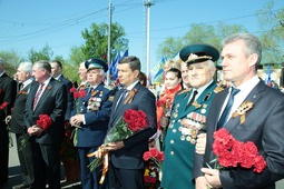 Возложение цветов к мемориалам Победы