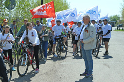 На въезде в Павловку к колонне работников предприятия присоединились местные лицеисты на велосипедах