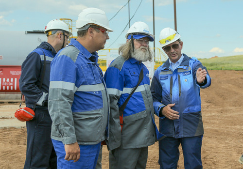 Генеральный директор ООО "Газпром добыча Оренбург" Олег Николаев рассказывает Федору Конюхову о технологии добычи углеводородного сырья