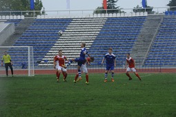 Оренбургские футболисты атакуют ворота соперников из Ухты