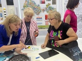 Анастасия Шайхутдинова (слева) с посетителями выставки
