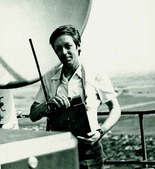 Электромонтер В.А. Перевалов проверяет работу базовой радиостанции на телевизионной мачте Оренбургского телецентра, 80-е годы