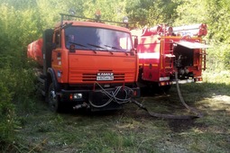 Коммунальные машины ООО "Газпром добыча Оренбург" задействованы в заправке водой техники, которая тушит пожары под Оренбургом