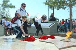Возложение цветов к мемориалу Победы