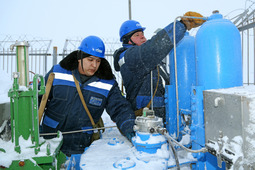Трубопроводчики линейные Тимур Гайсин (слева) и Виктор Ванчинов очищают от снега и осматривают оборудование