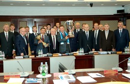 Клуб настольного тенниса "Факел — Газпром" и члены Правления ПАО "Газпром"