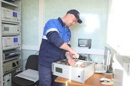 Константин Ляпкин проводит техническое обслуживание газоанализатора