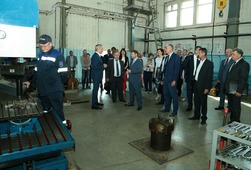 Члены комиссии на производственных участках, где осуществляется наладка и испытание оборудования