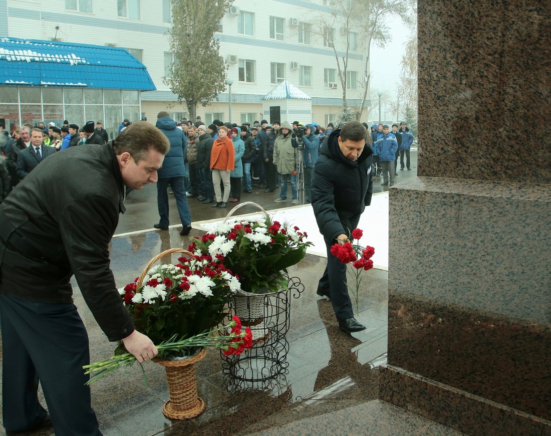 Митинг завершился возложением цветов к памятнику Черномырдину, установленному у здания заводоуправления 31 августа 2012 года. На фото: вице-губернатор Оренбуржья Дмитрий Кулагин (слева) и генеральный директор ООО "Газпром добыча Оренбург" Владимир Кияев